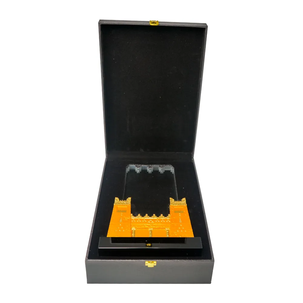 Castle Design Crystal Award in Black Presentation Box 2